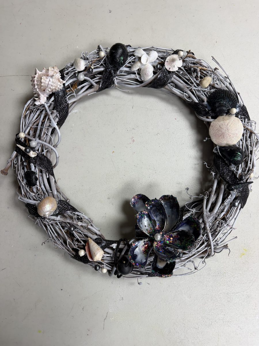661 Black and White Shell Wreath
