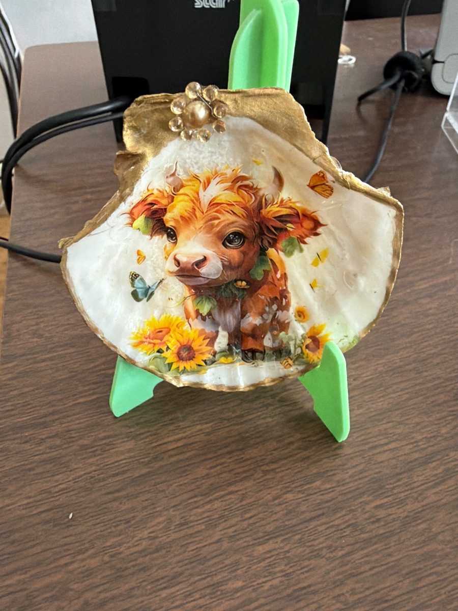 661-39 Small decoupage shell